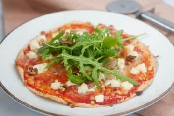 Tortilla pizza met geitenkaas en spek | Foodaholic.nl