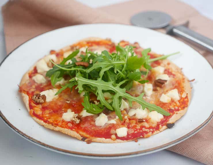 Tortilla pizza met geitenkaas en spek | Foodaholic.nl