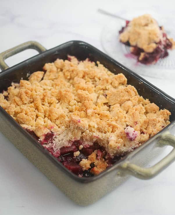 Crumble met appel en blauwe bessen | Foodaholic.nl