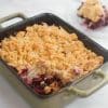 Crumble met appel en blauwe bessen | Foodaholic.nl