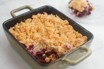 Crumble met appel en blauwe bessen | Foodaholic.nl