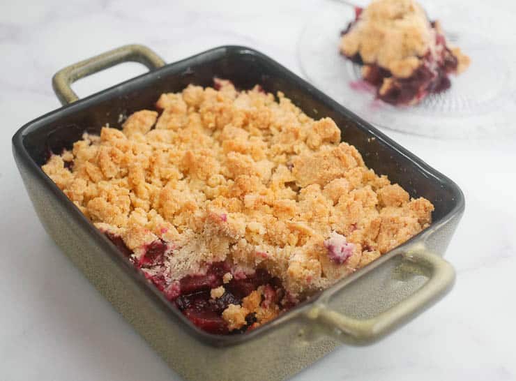 Crumble met appel en blauwe bessen | Foodaholic.nl