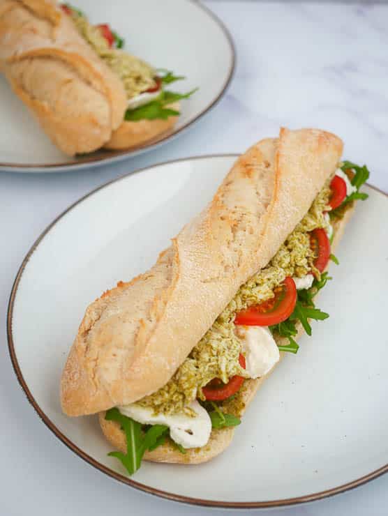 Broodje kip pesto met mozzarella en tomaat | Foodaholic.nl