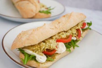 Broodje kip pesto met mozzarella en tomaat | Foodaholic.nl