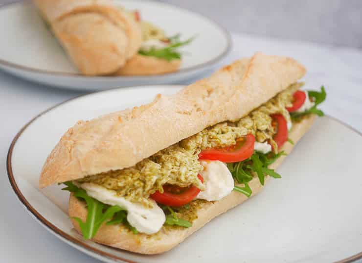 Broodje kip pesto met mozzarella en tomaat | Foodaholic.nl