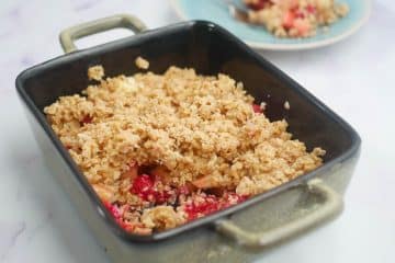 Havermoutcrumble met appel en frambozen | Foodaholic.nl