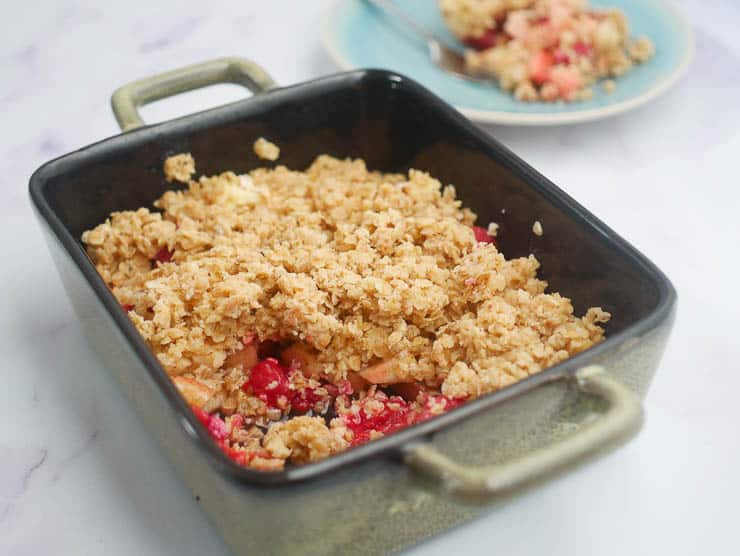 Havermoutcrumble met appel en frambozen | Foodaholic.nl