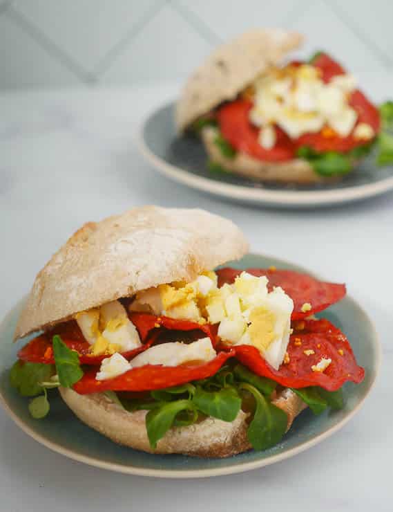 Broodje gebakken chorizo met verkruimelde ei | Foodaholic.nl