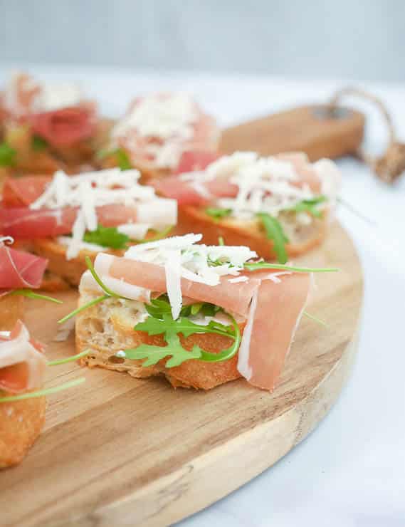 Crostini met parmaham, rucola en parmezaanse kaas | Foodaholic.nl