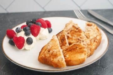Gebakken suikerbrood met mascarpone en rood fruit | Foodaholic.nl