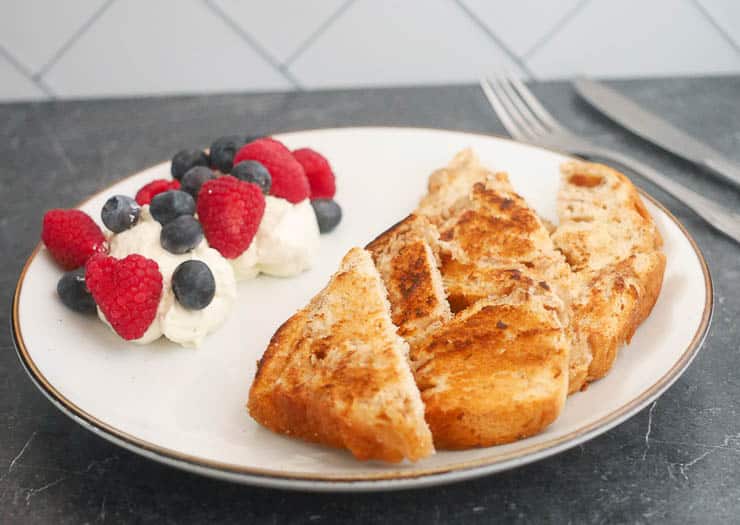 Gebakken suikerbrood met mascarpone en rood fruit | Foodaholic.nl