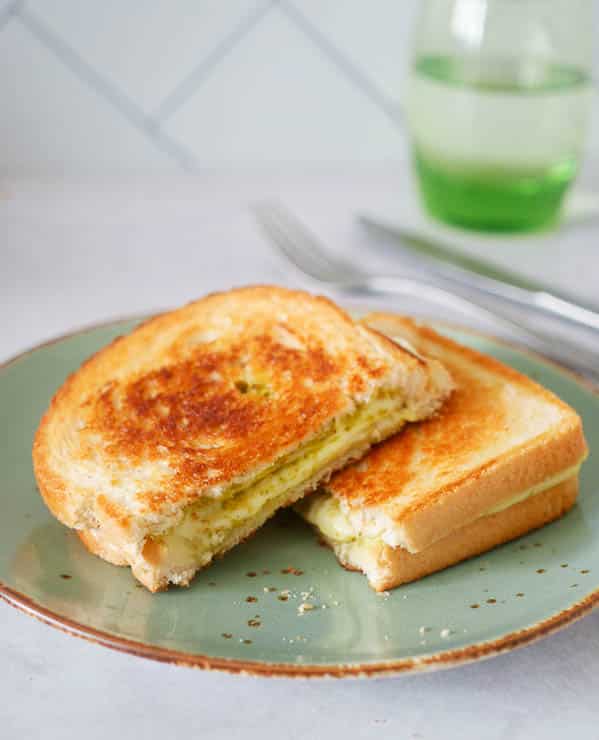 Tosti pesto en kaas | Foodaholic.nl