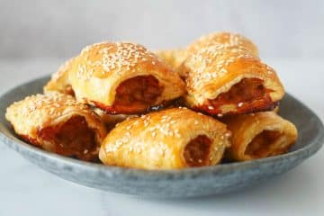 Kleine saucijzenbroodjes van kip | Foodaholic.nl