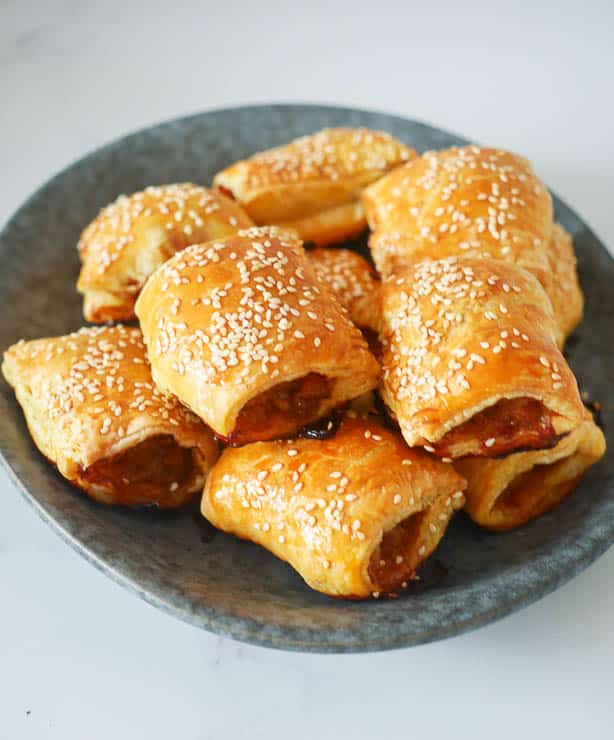 Kleine saucijzenbroodjes van kip | Foodaholic.nl