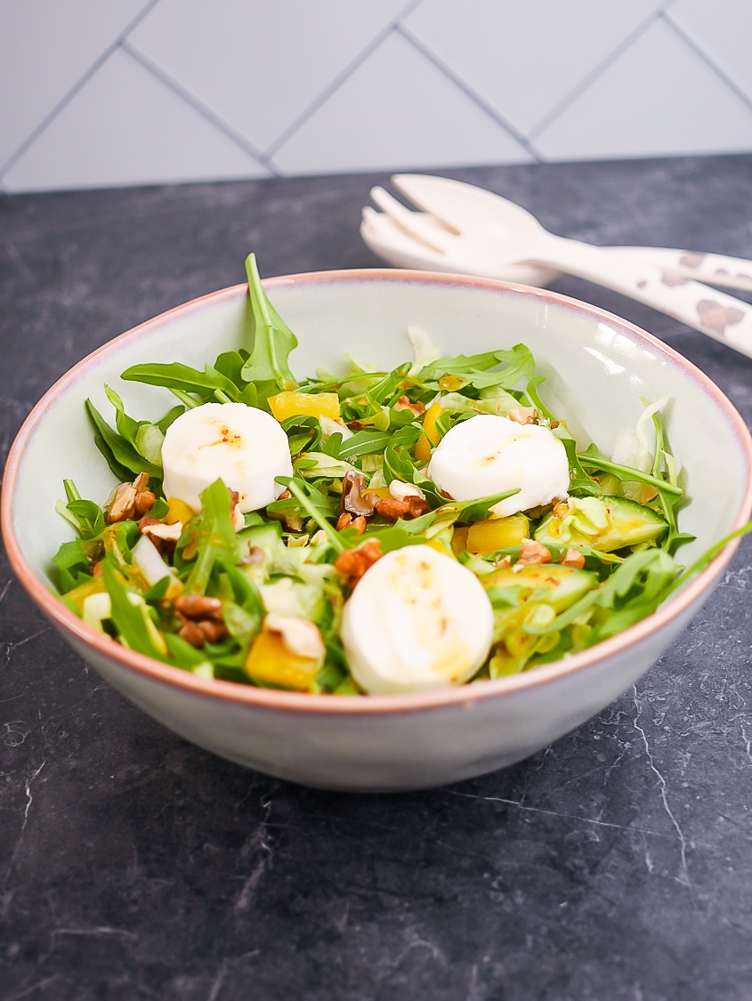 Salade met lauwwarme geitenkaas, walnoten en honing-mosterddressing | Foodaholic.nl