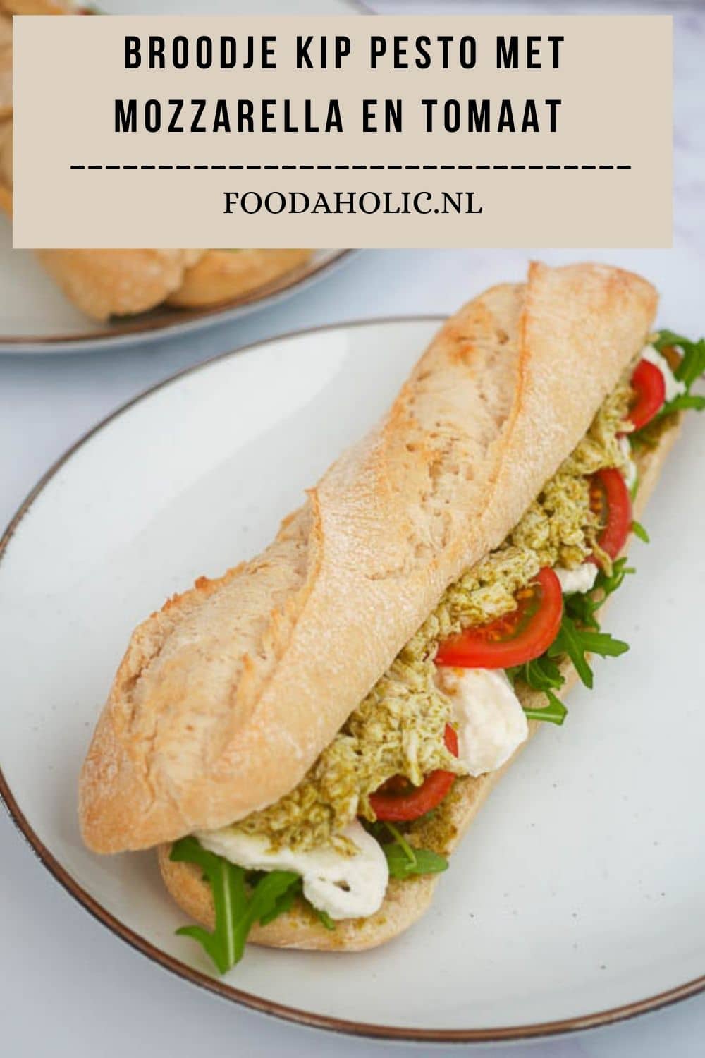 Broodje kip pesto met mozzarella en tomaat | Foodaholic.nl