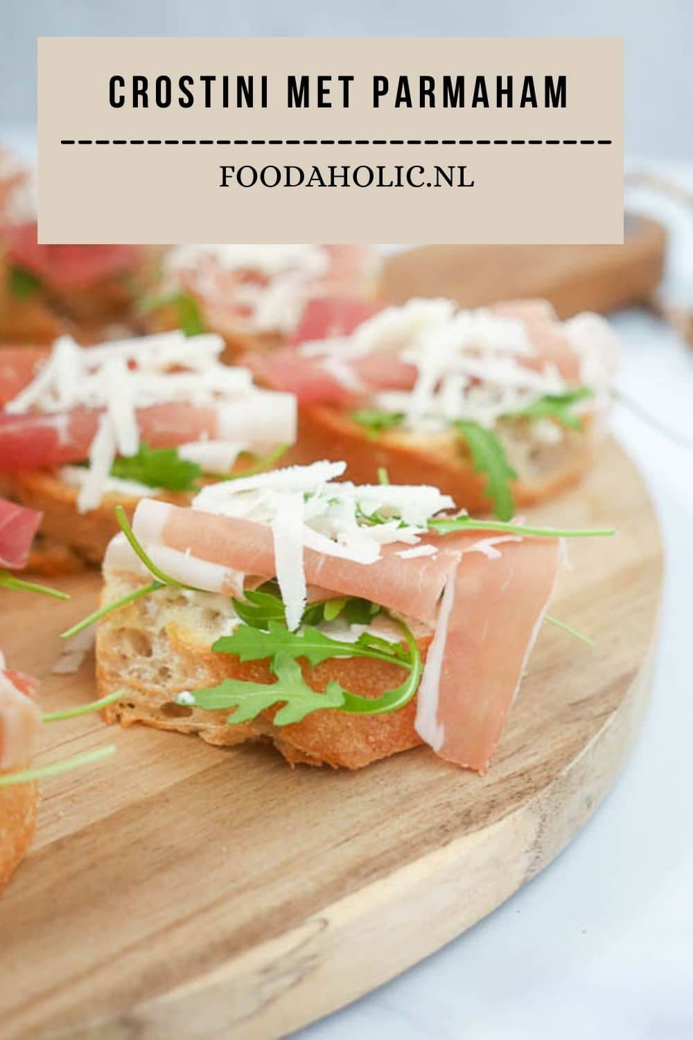 Crostini met parmaham, rucola en parmezaanse kaas | Foodaholic.nl