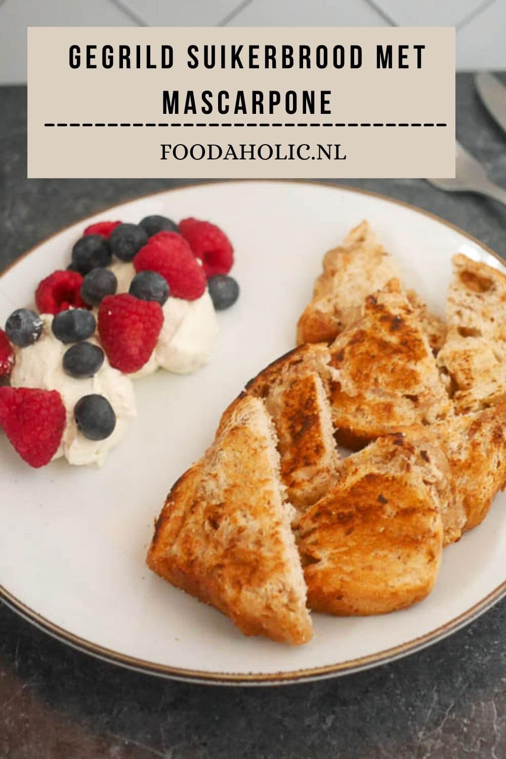 Gebakken suikerbrood met mascarpone en rood fruit | Foodaholic.nl