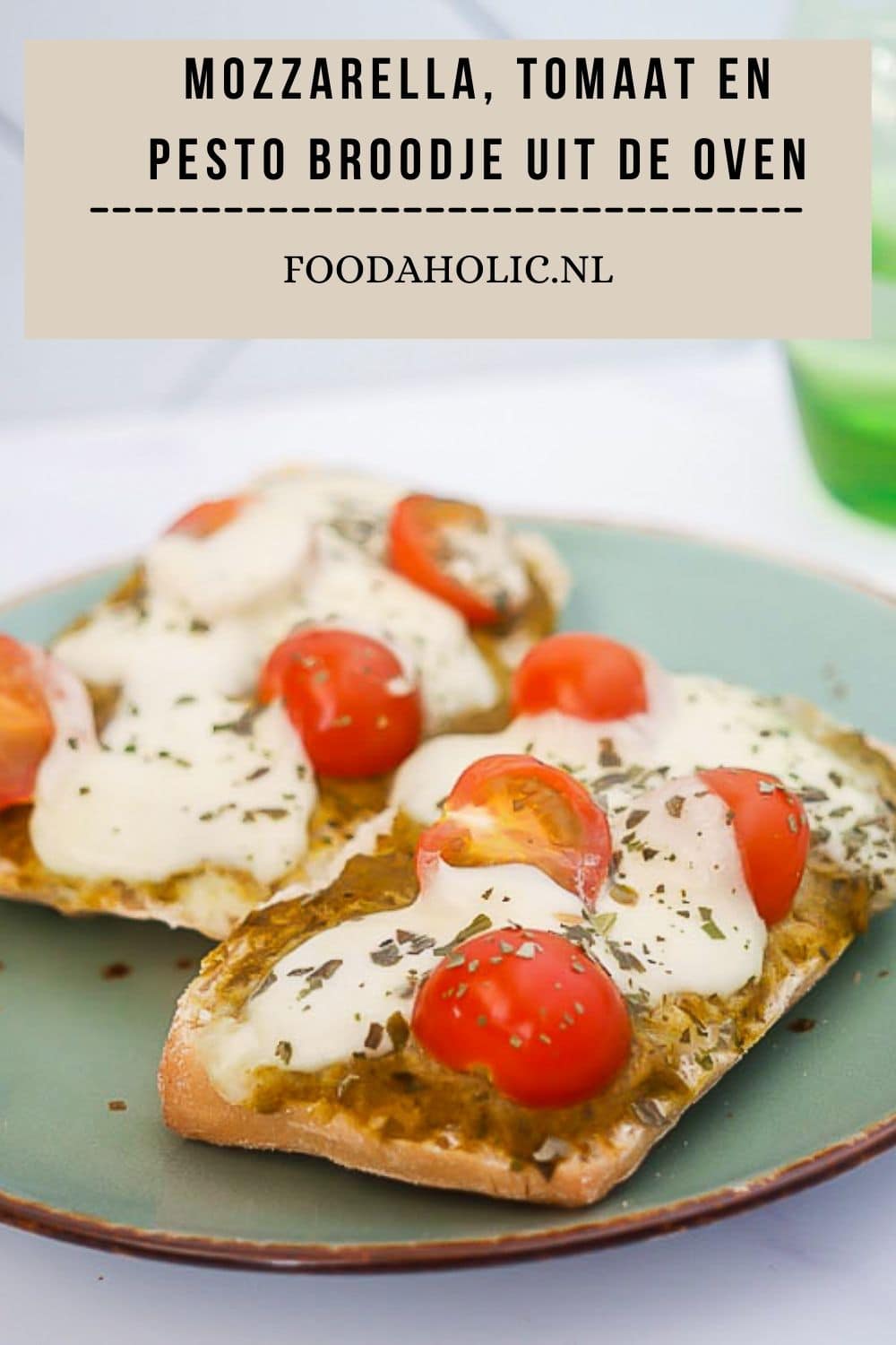 Mozzarella, tomaat en pesto broodje uit de oven | Foodaholic.nl