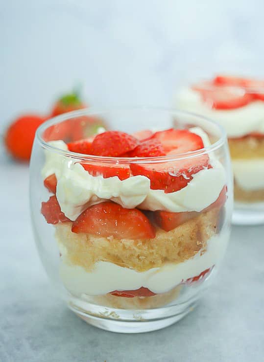 Torentje van aardbeien, cake & mascarpone | Foodaholic.nl