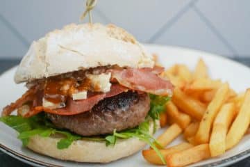 Burger met blauwe kaas, serranoham en vijgenchutney | Foodaholic.nl