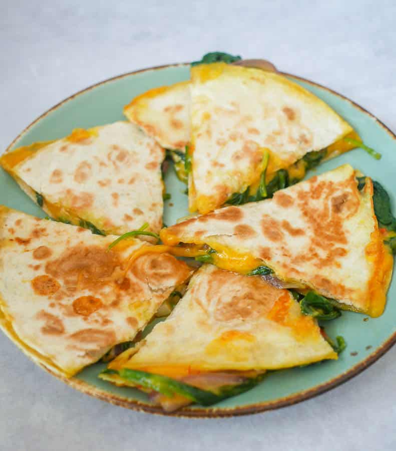 Quesadilla met cheddar en pittige spinazie | Foodaholic.nl