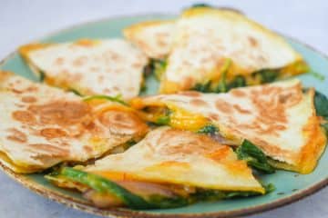 Quesadilla met cheddar en pittige spinazie | Foodaholic.nl