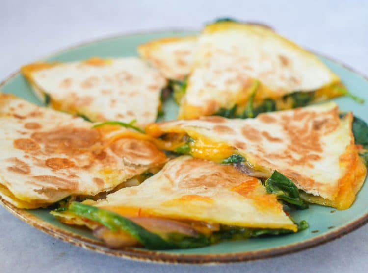 Quesadilla met cheddar en pittige spinazie | Foodaholic.nl