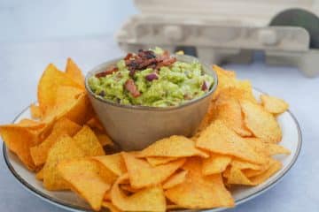 Guacamole met bacon gemaakt met de avocado’s van Your Avojoy | Foodaholic.nl