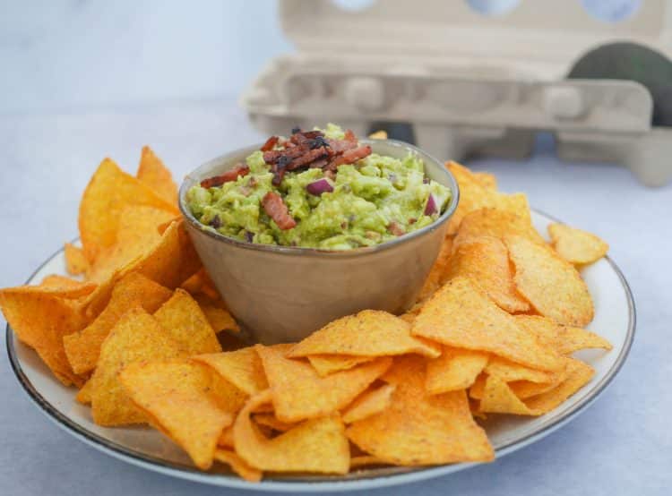 Guacamole met bacon gemaakt met de avocado’s van Your Avojoy | Foodaholic.nl