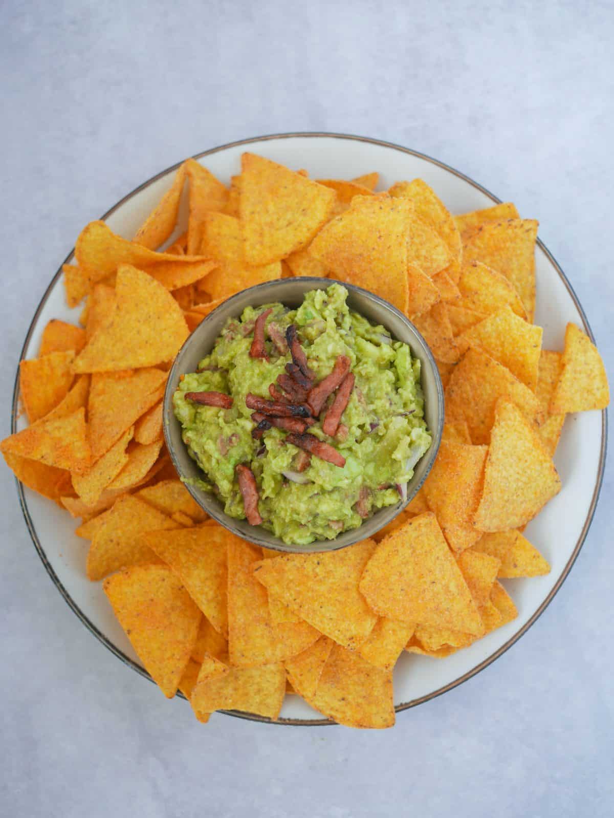 Guacamole met bacon gemaakt met de avocado’s van Your Avojoy | Foodaholic.nl