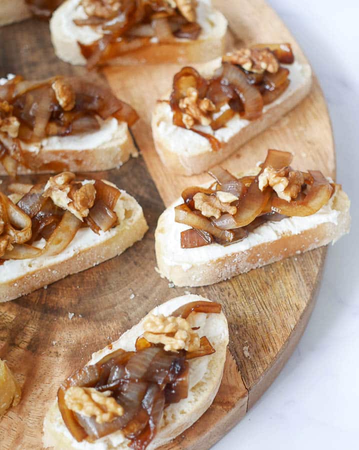 Crostini met geitenkaas, gekarameliseerde ui en walnoten | Foodaholic.nl