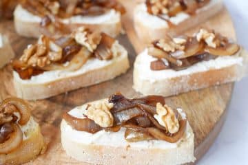 Crostini met geitenkaas, gekarameliseerde ui en walnoten | Foodaholic.nl