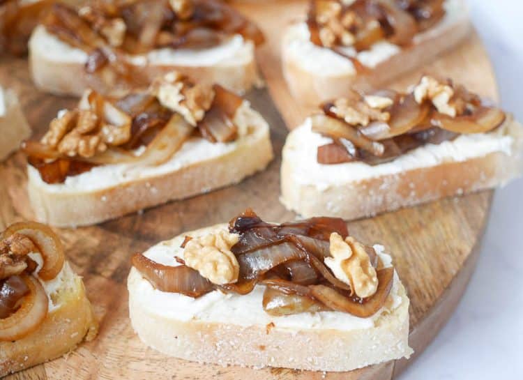 Crostini met geitenkaas, gekarameliseerde ui en walnoten | Foodaholic.nl