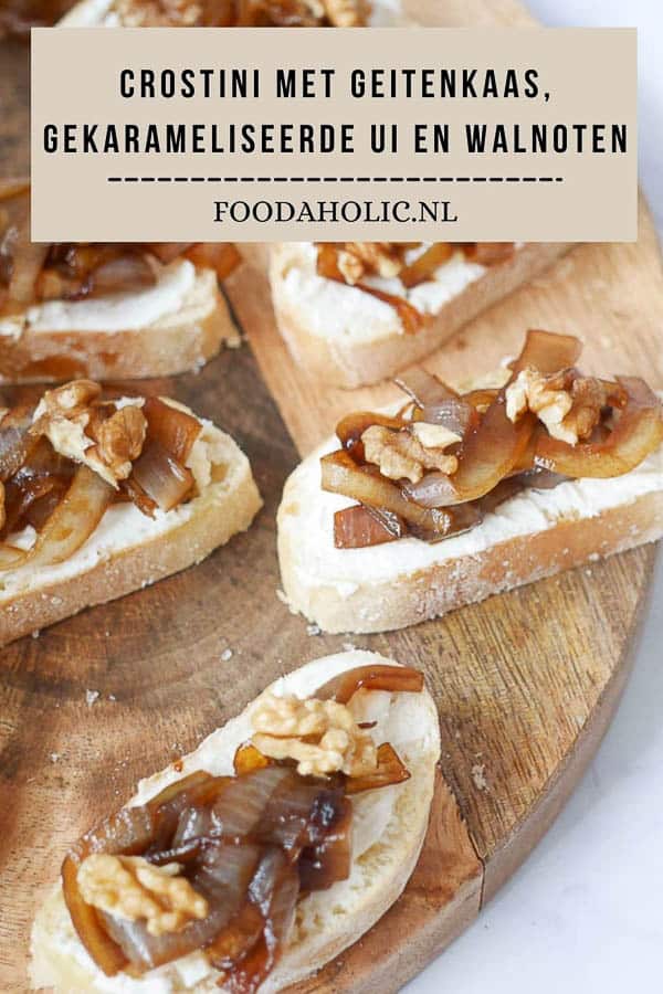 Crostini met geitenkaas, gekarameliseerde ui en walnoten | Foodaholic.nl