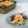 Crumble met perzik en blauwe bessen | Foodaholic.nl