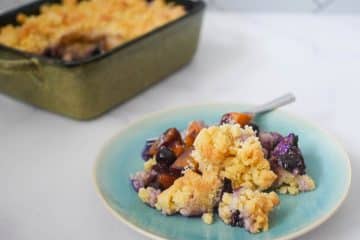 Crumble met perzik en blauwe bessen | Foodaholic.nl