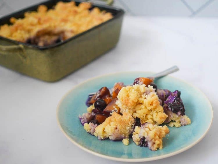 Crumble met perzik en blauwe bessen | Foodaholic.nl