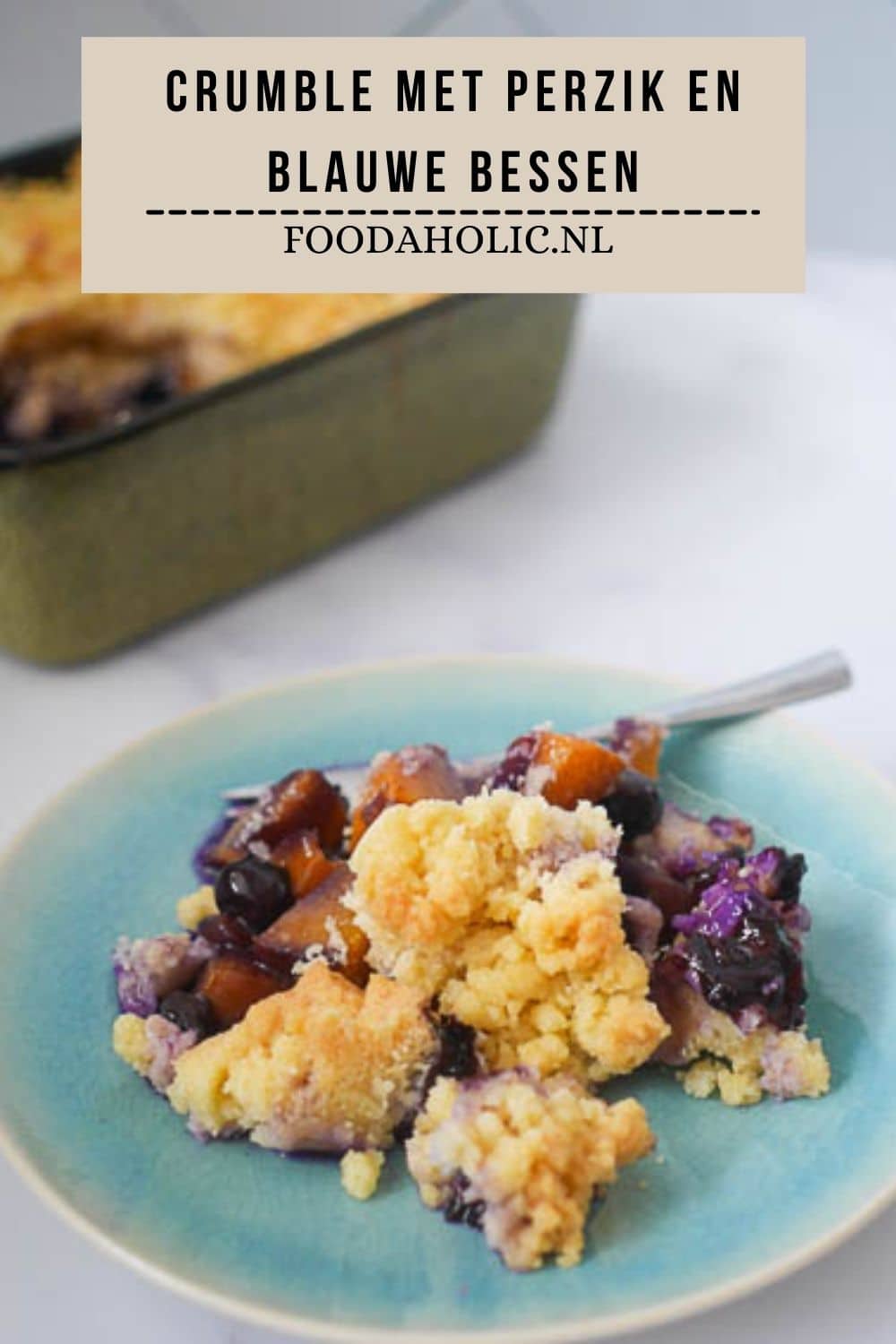 Crumble met perzik en blauwe bessen | Foodaholic.nl