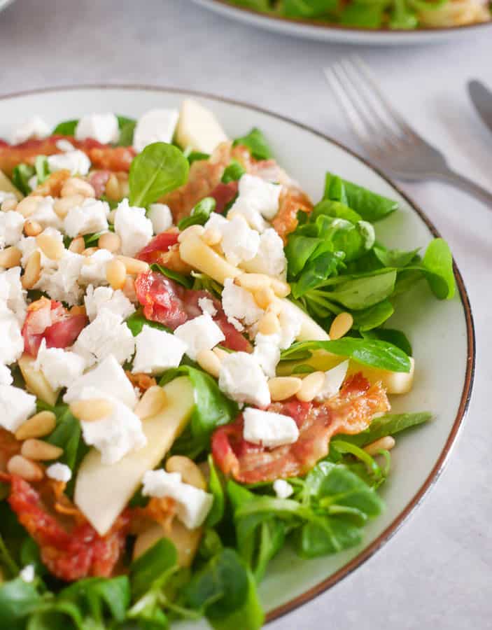 Geitenkaassalade met appel en pancetta | Foodaholic.nl