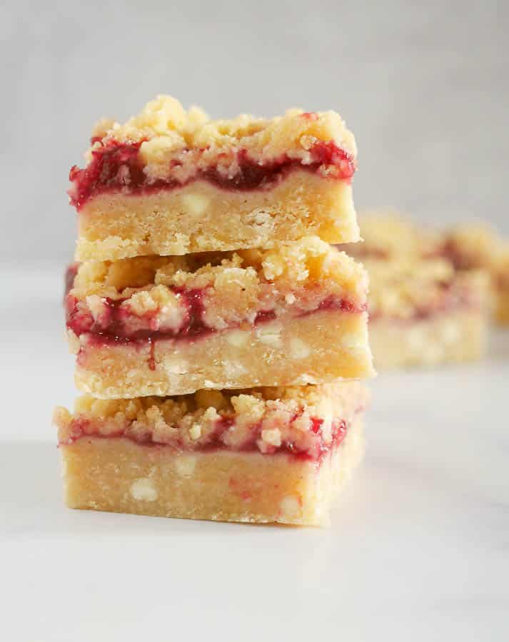 Framboos witte chocolade blondies | Foodaholic.nl