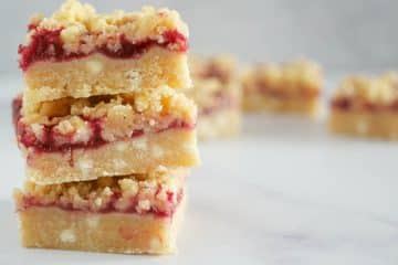 Framboos witte chocolade blondies | Foodaholic.nl