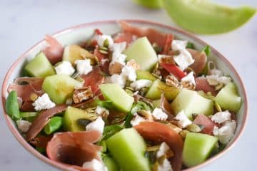 Salade met meloen, geitenkaas en rauwe ham | Foodaholic.nl