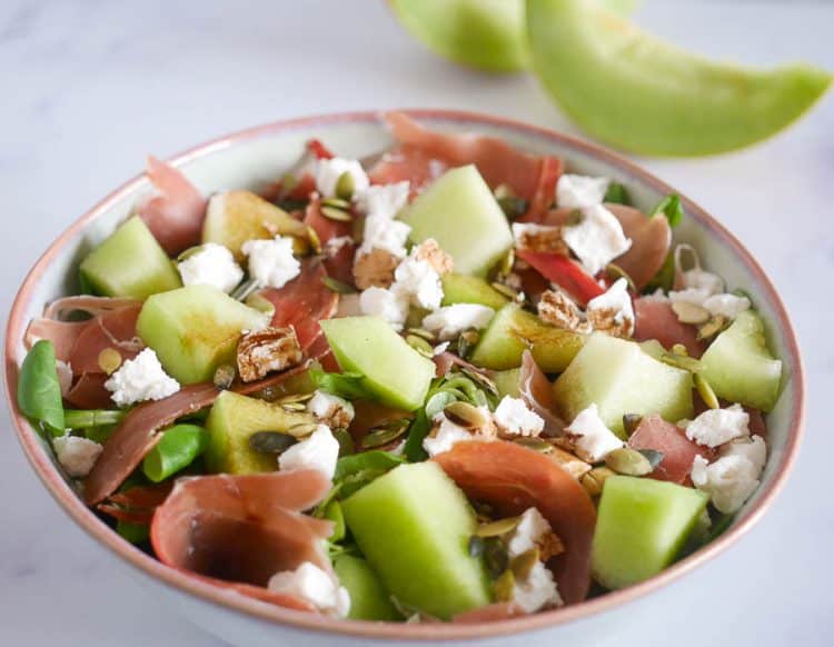 Salade met meloen, geitenkaas en rauwe ham | Foodaholic.nl