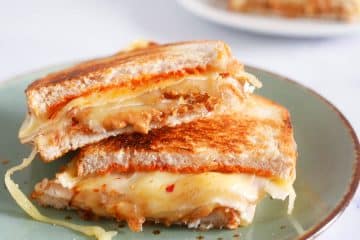 Tosti met kaas, kipfilet, pindakaas en sambal | Foodaholic.nl