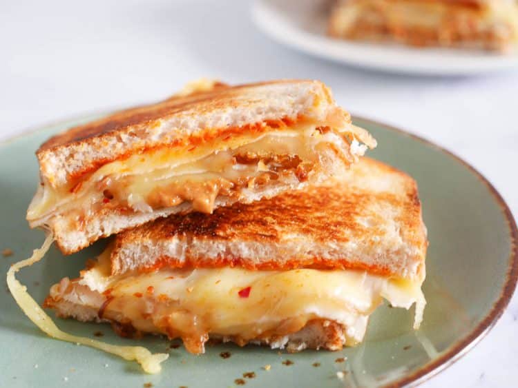 Tosti met kaas, kipfilet, pindakaas en sambal | Foodaholic.nl