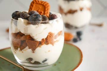 Yoghurt met blauwe bessen en speculoos | Foodaholic.nl