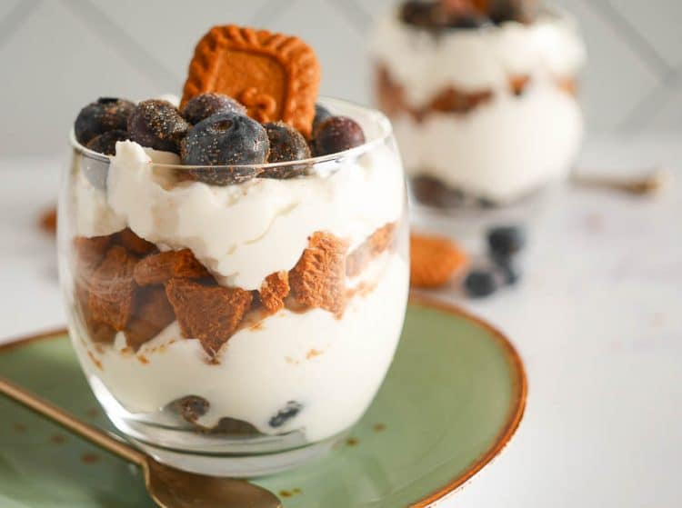 Yoghurt met blauwe bessen en speculoos | Foodaholic.nl