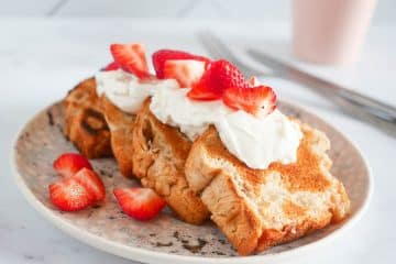 Getoast suikerbrood met yoghurt en aardbeien | Foodaholic.nl