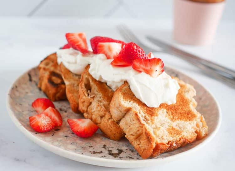 Getoast suikerbrood met yoghurt en aardbeien | Foodaholic.nl